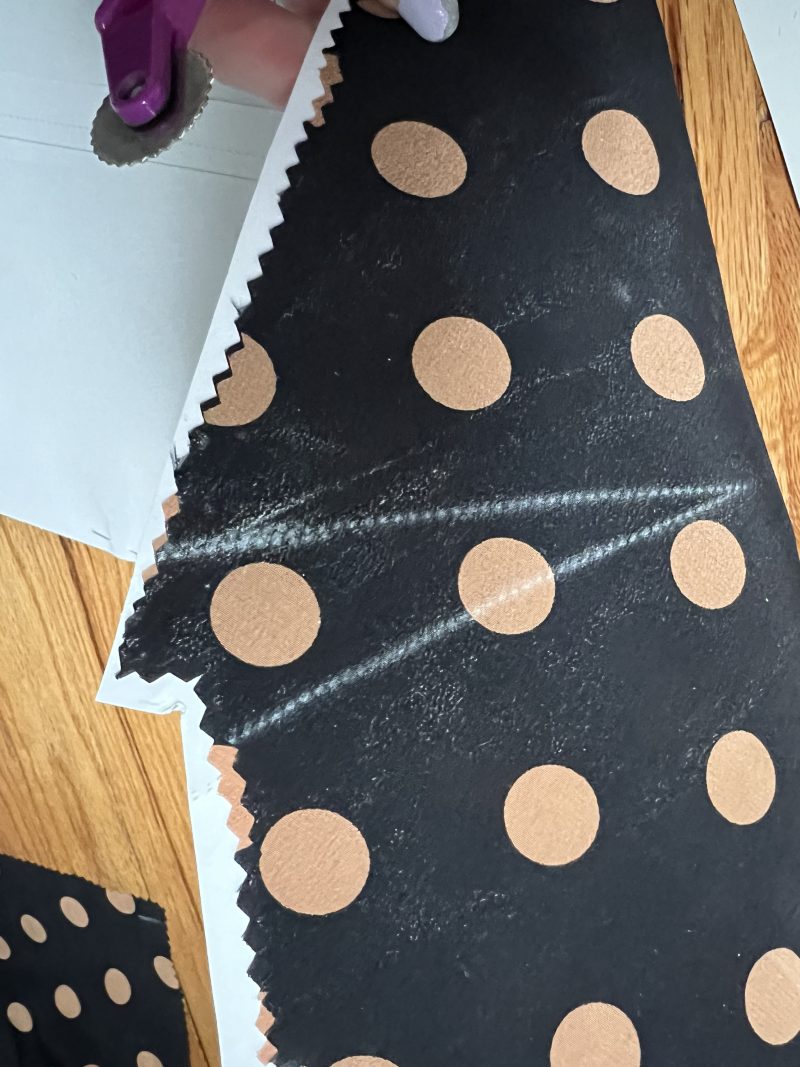 How to transfer markings with a tracing wheel for the front dart