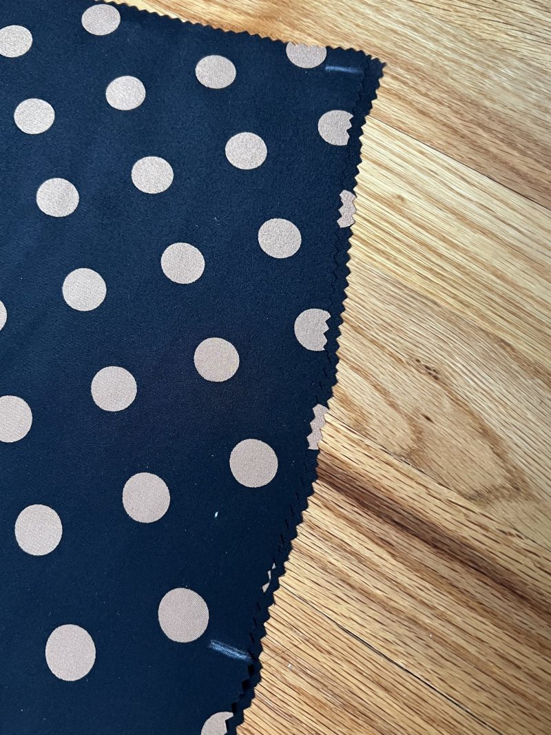 How to mark notches with tailor's chalk to indicate the placement of the zipper.