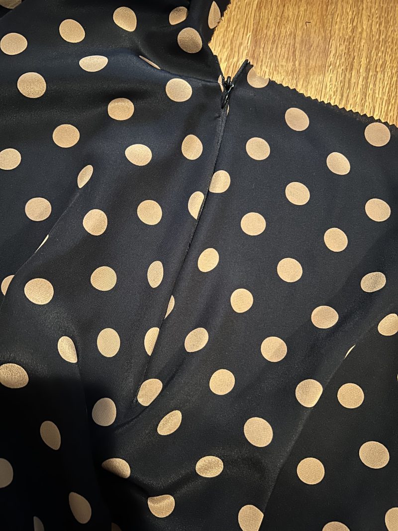 How to complete the invisible zipper at the side seam