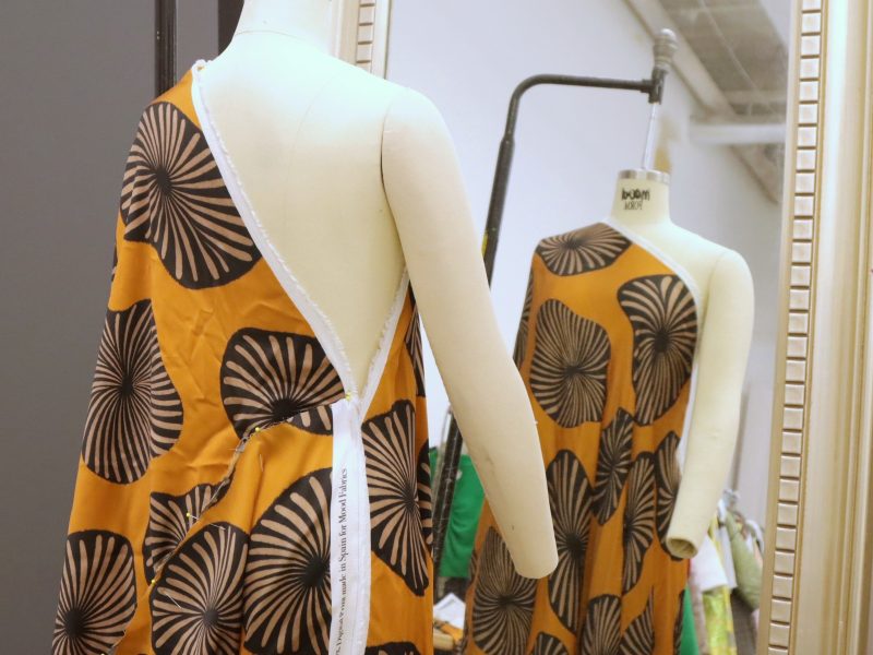 How to join the right side of the fabric under the right arm