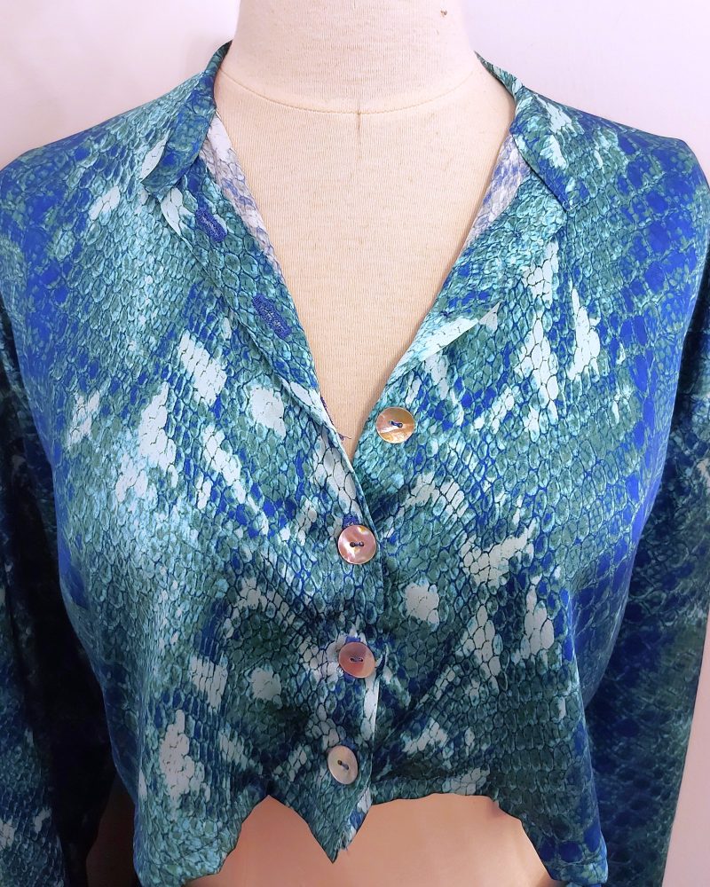 How to sew the buttons and buttonholes to the front opening