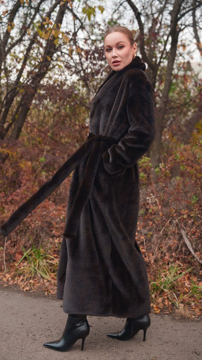 Glacial Duster Coat Free Sewing Pattern - Model Photos - Mood Fabrics Sewciety Blog - Free Sewing Pattern MDF483