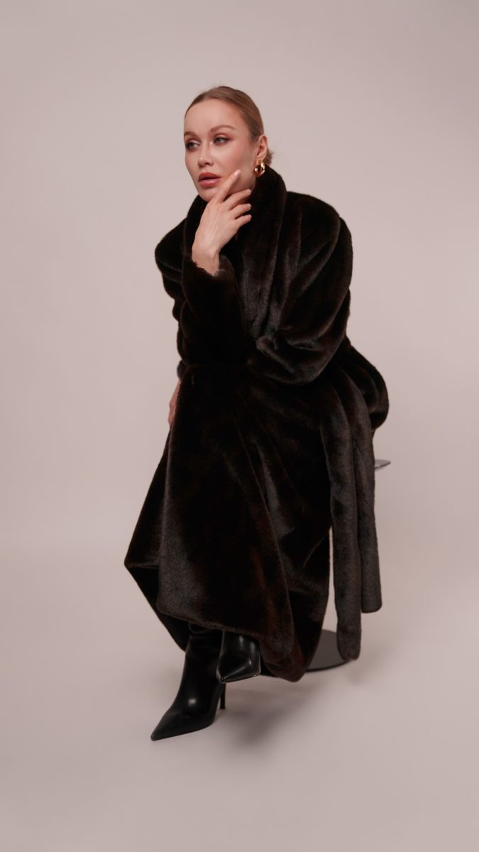 Glacial Duster Coat Free Sewing Pattern - Model Photos - Mood Fabrics Sewciety Blog - Free Sewing Pattern MDF483