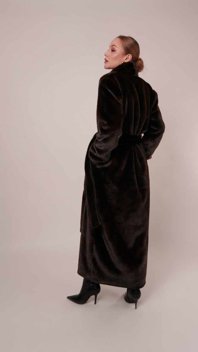 Glacial Duster Coat Free Sewing Pattern - Model Photos - Mood Fabrics Sewciety Blog - Free Sewing Pattern MDF483