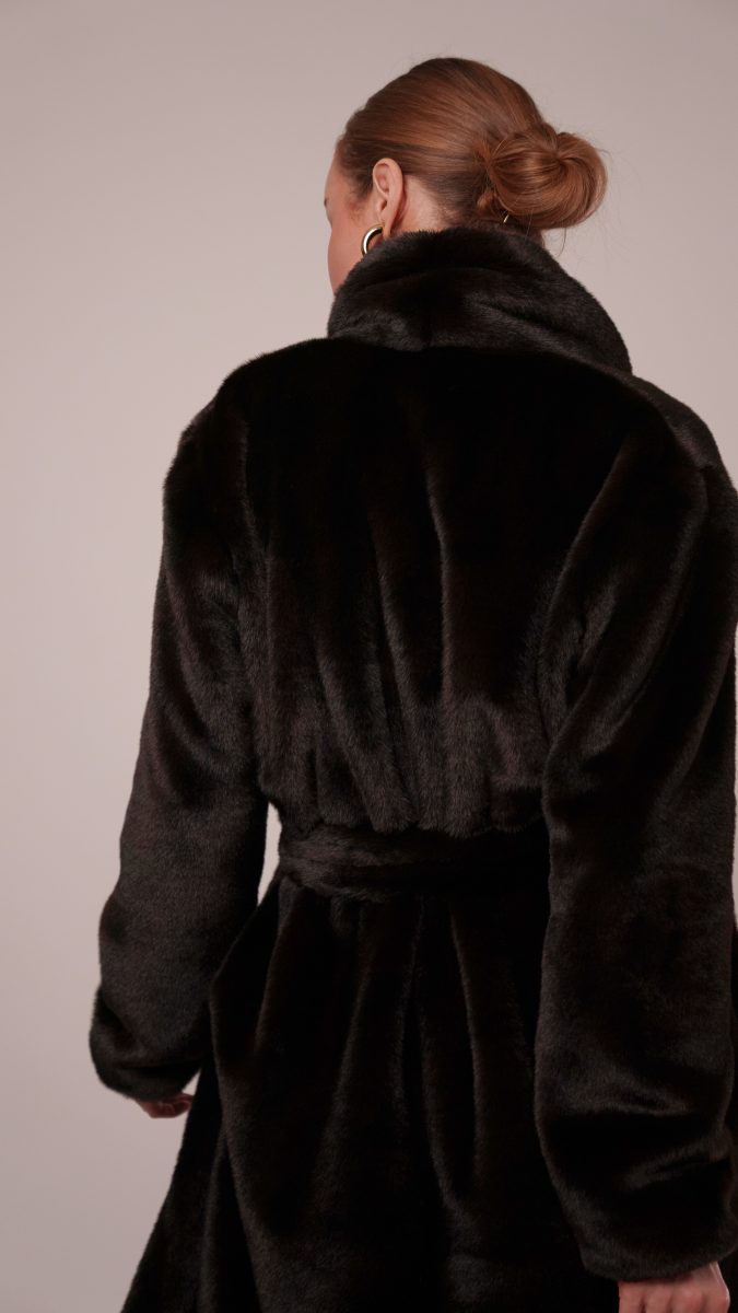 Glacial Duster Coat Free Sewing Pattern - Model Photos - Mood Fabrics Sewciety Blog - Free Sewing Pattern MDF483