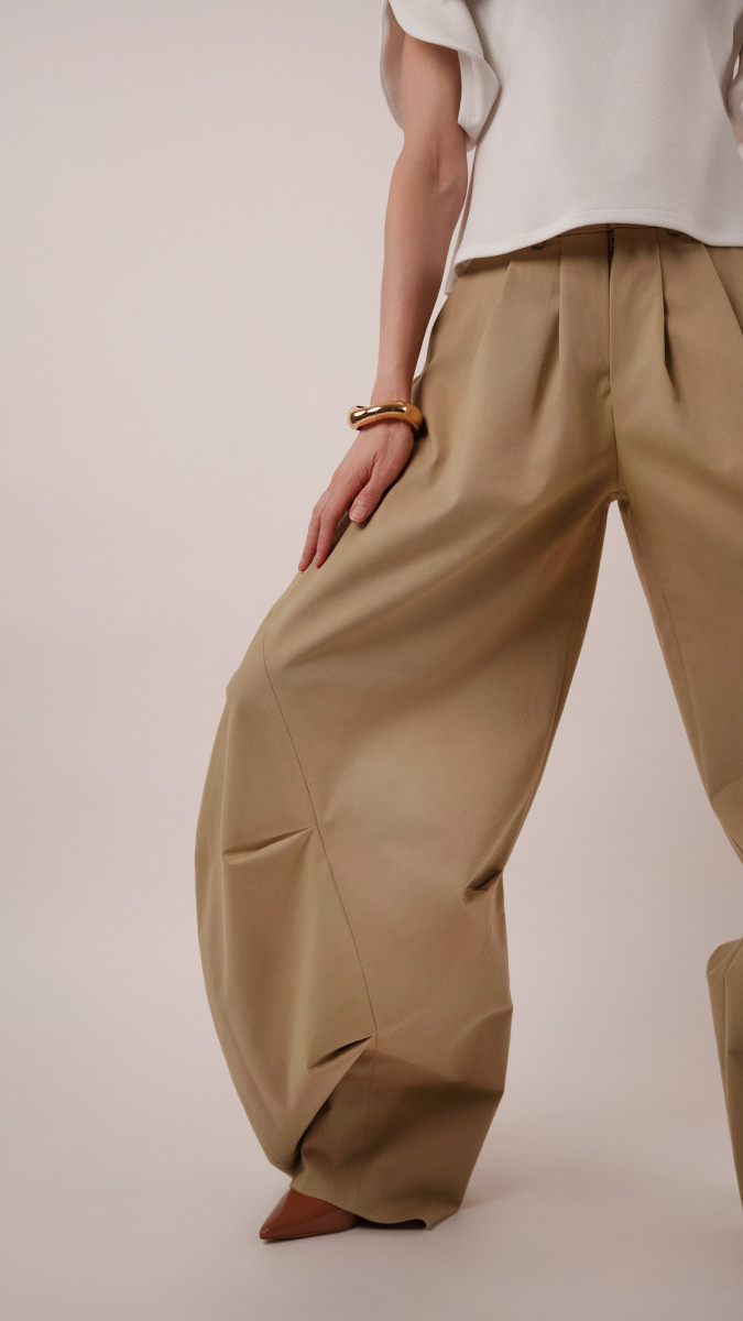 Lucca Tailored Barrel-Leg Pants Free Sewing Pattern - Model Photos - Mood Fabrics Sewciety Blog - Free Sewing Pattern MDF523