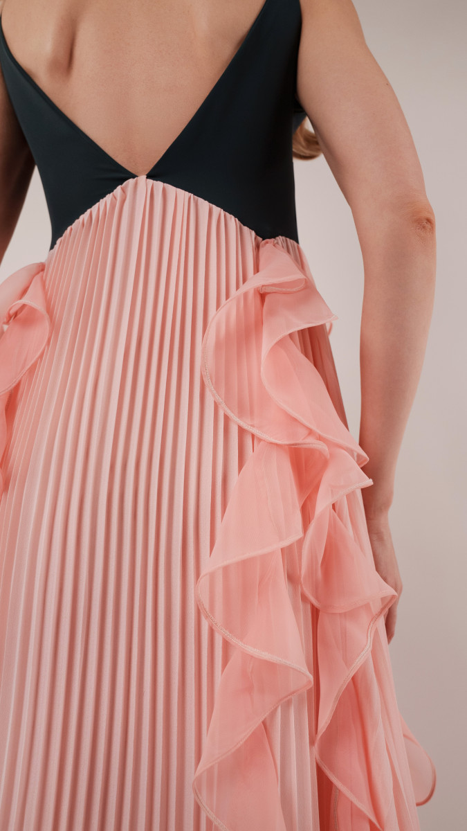 Pyrite Pleated Dress Free Sewing Pattern - Model Photos - Mood Fabrics Sewciety Blog - Free Sewing Pattern MDF527