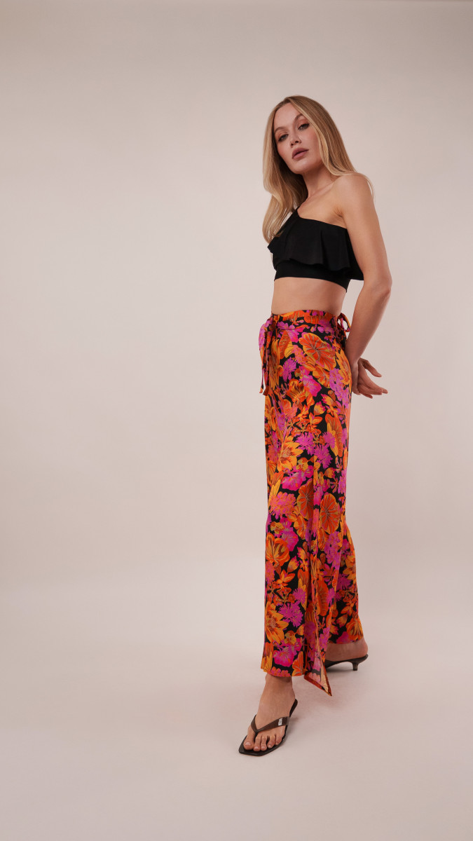 Kythera Wide-Leg Beach Pants Free Sewing Pattern - Model Photos - Mood Fabrics Sewciety Blog - Free Sewing Pattern MDF532