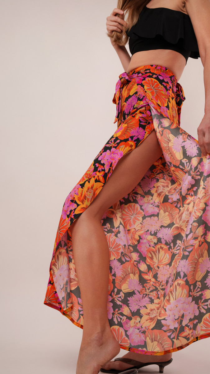Kythera Wide-Leg Beach Pants Free Sewing Pattern - Model Photos - Mood Fabrics Sewciety Blog - Free Sewing Pattern MDF532