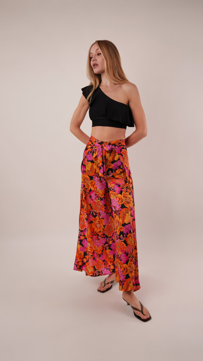 Kythera Wide-Leg Beach Pants Free Sewing Pattern - Model Photos - Mood Fabrics Sewciety Blog - Free Sewing Pattern MDF532