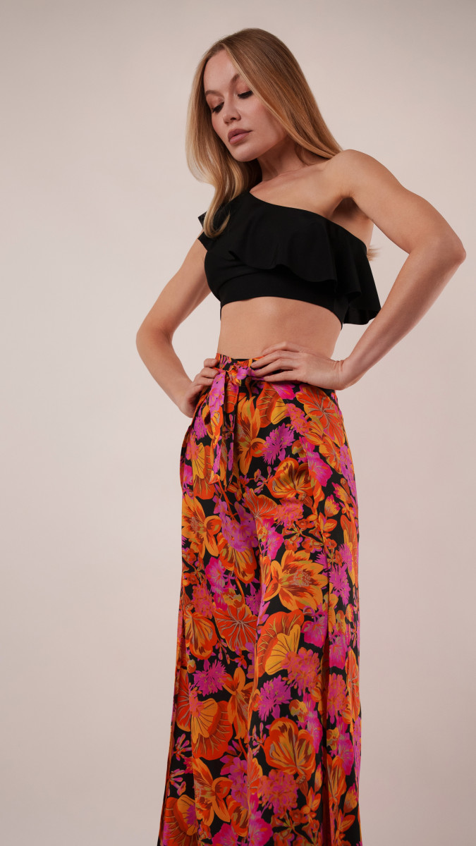 Kythera Wide-Leg Beach Pants Free Sewing Pattern - Model Photos - Mood Fabrics Sewciety Blog - Free Sewing Pattern MDF532