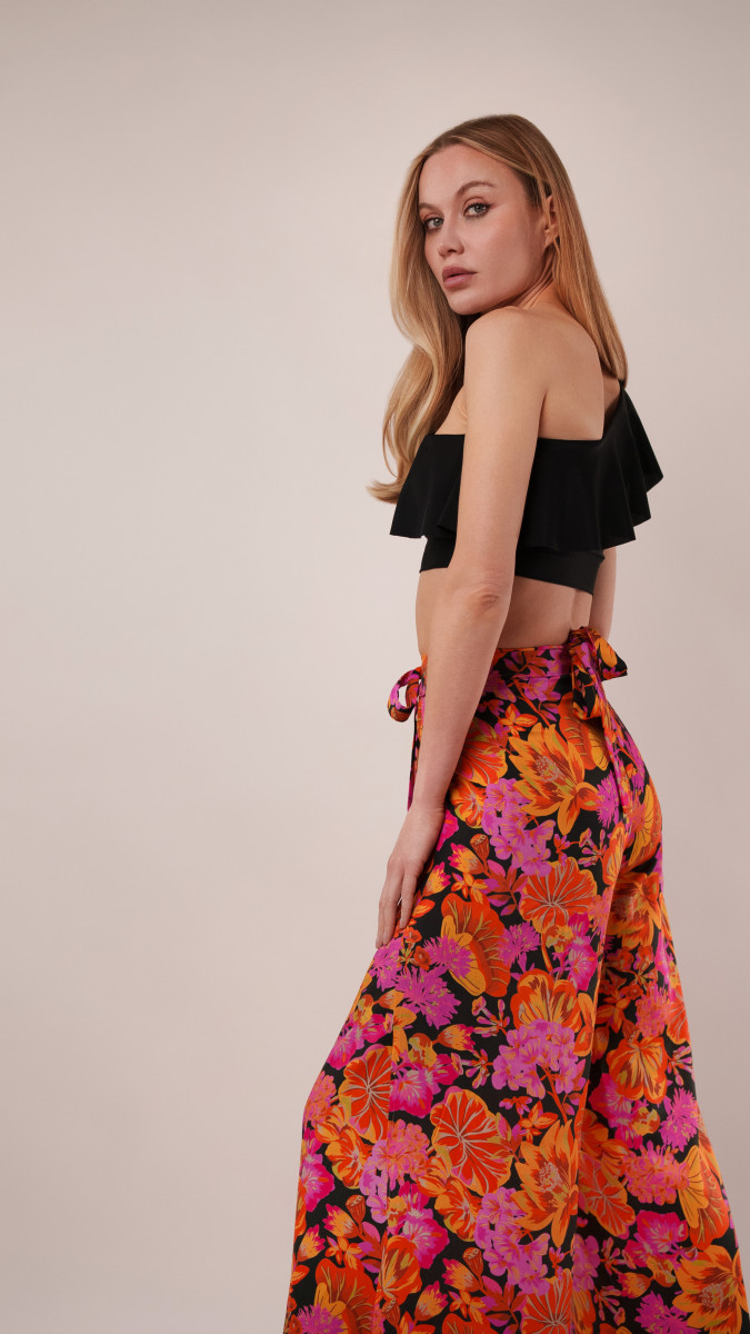 Kythera Wide-Leg Beach Pants Free Sewing Pattern - Model Photos - Mood Fabrics Sewciety Blog - Free Sewing Pattern MDF532