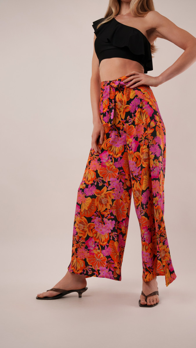 Kythera Wide-Leg Beach Pants Free Sewing Pattern - Model Photos - Mood Fabrics Sewciety Blog - Free Sewing Pattern MDF532