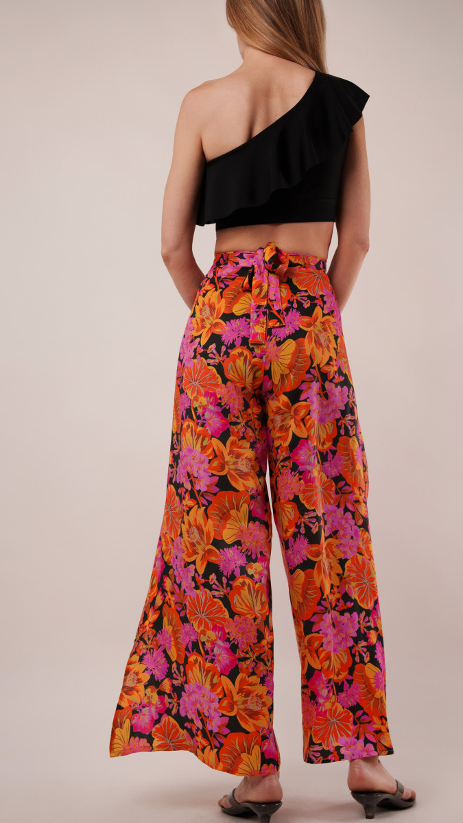 Kythera Wide-Leg Beach Pants Free Sewing Pattern - Model Photos - Mood Fabrics Sewciety Blog - Free Sewing Pattern MDF532